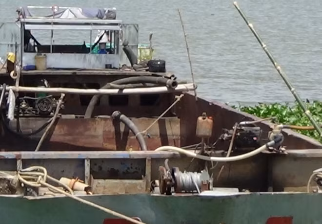 Chiếc sà lan gây tai nạn.