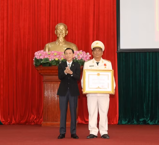 Thừa ủy quyền của Chủ tịch nước, ông Võ Thành Thống, Chủ tịch UBND TP Cần Thơ, trao Huân chương Chiến công hạng Ba của Chủ tịch nước tặng Đại tá Trần Thanh Chàng, Trưởng phòng Cảnh sát kinh tế.