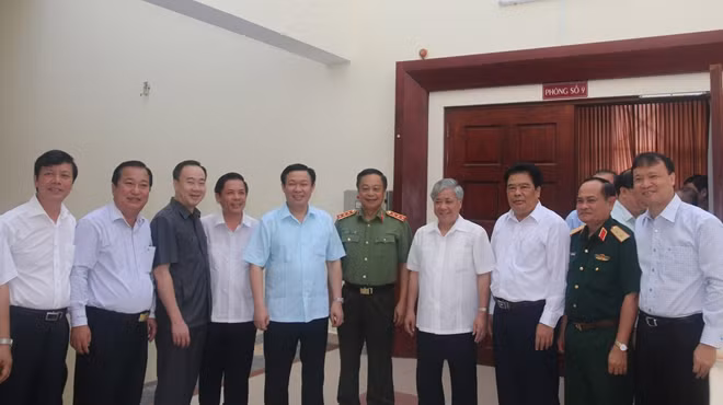 Phó Thủ tướng Chính phủ Vương Đình Huệ cùng các đại biểu tham dự hội nghị.