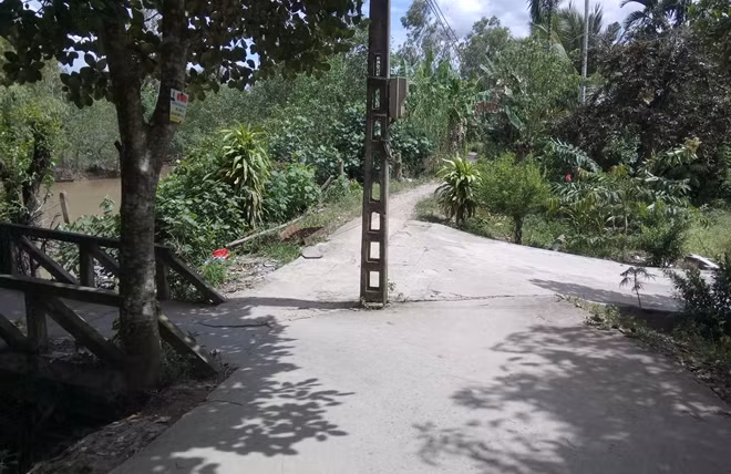 Cột điện "án ngữ" giữa đường, tiềm ẩn nhiều nguy cơ tai nạn giao thông, đặc biệt là vào ban đêm.