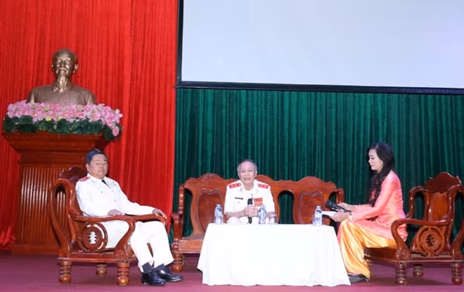 Trung tướng Châu Văn Mẫn và Trung tướng Nguyễn Xuân Xinh, giao lưu với CBCS Công an TP Cần Thơ.
