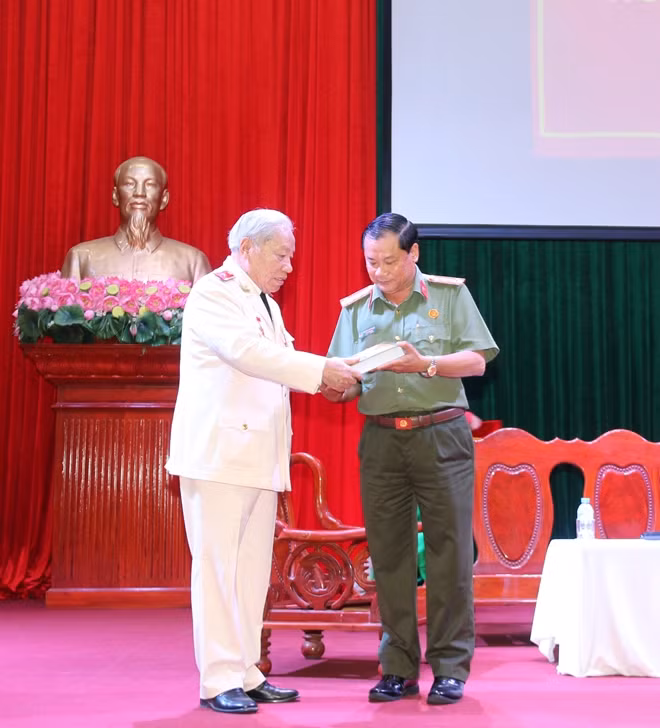 Thiếu tướng Phan Văn Lai, Trưởng Ban liên lạc tặng quà Công an TP Cần Thơ