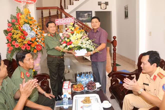 Đại tá Nguyễn Văn Thuận, Phó Giám đốc Công an TP Cần Thơ đến thăm, tặng hoa chúc mừng Văn phòng Thường trú Báo CAND tại ĐBSCL, nhân kỷ niệm 91 năm Ngày báo chí Cách mạng Việt Nam