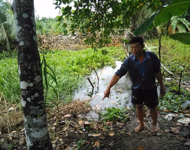 Ông Trần Văn Trí (chủ nhà) chỉ nơi Ph. hoang báo bị cướp khống chế, lấy mất tiền.