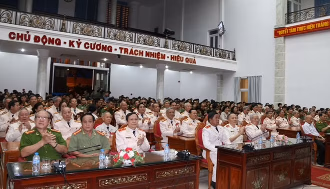 Các đại biểu tham dự buổi gặp gỡ, giao lưu đầm ấm và nghĩa tình.