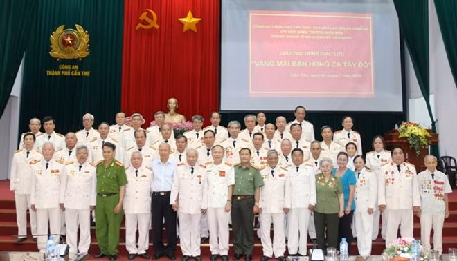 Ban Giám đốc Công an TP Cần Thơ cùng các thành viên Ban liêc lạc cán bộ Công an chi viện cho chiến trường miền Nam
