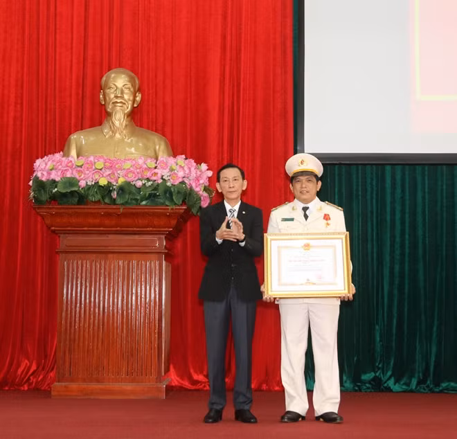 Thừa ủy quyền của Chủ tịch nước, ông Võ Thành Thống, Chủ tịch UBND TP Cần Thơ, trao Huân chương Chiến công hạng Nhì của Chủ tịch nước tặng Thượng tá Nguyễn Văn Thương, Trưởng Công an huyện Phong Điền.