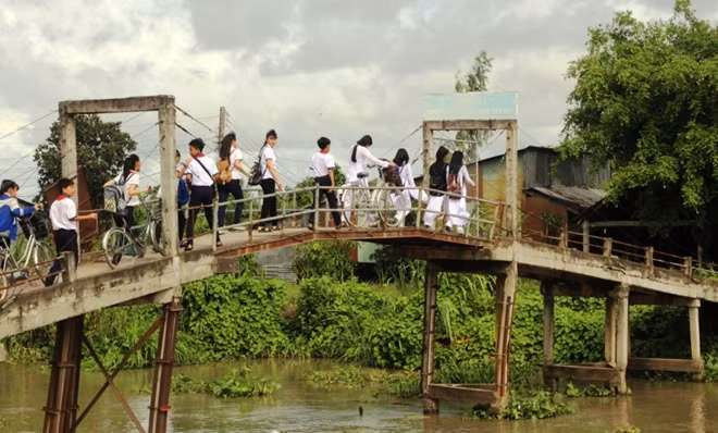 Học sinh huyện Cờ Đỏ, Thới Lai còn gặp nhiều khó khăn trong trang bị dụng cụ học tập và phương tiện đến trường khi bước vào năm học mới.