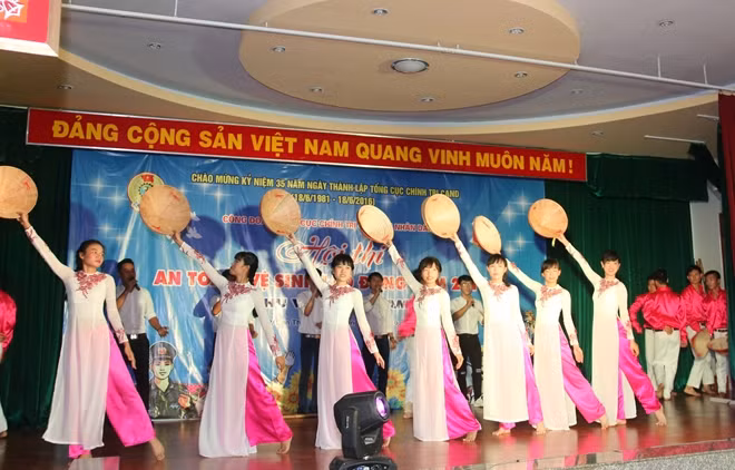 Một số tiết mục văn nghệ "cây nhà lá vườn" của Trường Trung cấp CSND III phục vụ Hội thi.