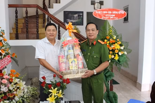 Đại tá Huỳnh Thới An, Phó Giám đốc Cảnh sát PCCC TP Cần Thơ, tặng quà, chúc mừng Văn phòng Thường trú Báo CAND, nhân Ngày báo chí Cách mạng Việt Nam (21-6).