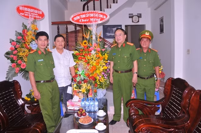 Đại tá, TS Vũ Văn Thiết, Phó Hiệu trưởng Trường Trung cấp CSND III, tặng hoa, chúc mừng Văn phòng Thường trú Báo CAND, nhân Ngày báo chí Cách mạng Việt Nam (21-6).