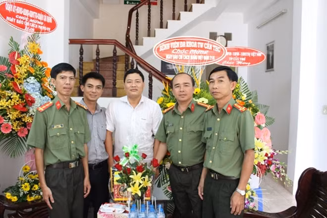 Đại diện Công an tỉnh Hậu Giang, tặng quà, chúc mừng Văn phòng Thường trú Báo CAND, nhân Ngày báo chí Cách mạng Việt Nam (21-6).