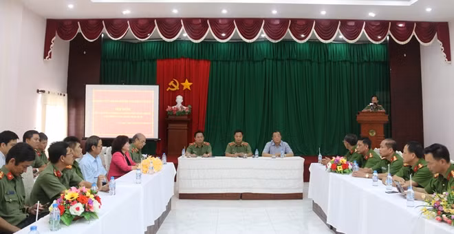 Thứ trưởng Bộ Công an Phạm Dũng và Thứ trưởng Bộ LĐ-TB&XH Huỳnh Văn Tý, cùng các đại biểu tại buổi gặp mặt.