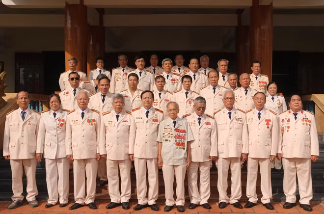 Ban liên lạc dâng hương tưởng niệm các Anh hùng liệt sỹ đã hy sinh tại Nghĩa trang liệt sỹ TP Cần Thơ.