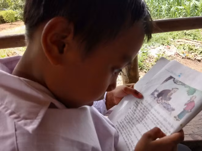 Học sinh Kim Phương đánh vần rất vất vả, dù đã lên lớp 2.