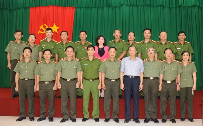 Thứ trưởng Bộ Công an Phạm Dũng, Thứ trưởng Bộ LĐ-TB&XH Huỳnh Văn Tý chụp hình lưu niệm cùng các đại biểu tham dự buổi họp mặt.