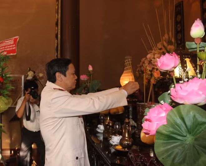 Các đại biểu dương hương tưởng niệm Chủ tịch Hồ Chí minh tại Nhà tưởng niệm Chủ tịch Hồ Chí Minh trong Công an TP Cần Thơ.