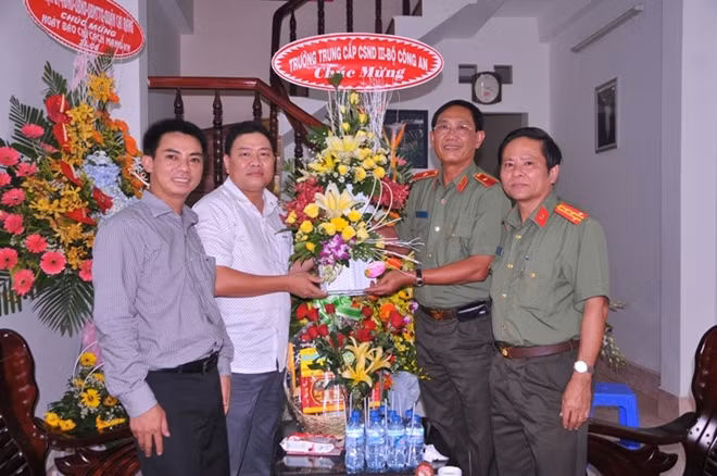 Thiếu tướng Bùi Bé Tư, Giám đốc Công an An Giang tặng hoa, chúc mừng Văn phòng Thường trú Báo CAND, nhân Ngày báo chí Cách mạng Việt Nam (21-6).