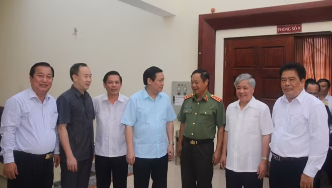 Phó Thủ tướng Chính phủ Vương Đình Huệ trao đổi với các đại biểu tham dự hội nghị về tình hình KT-XH vùng Tây Nam Bộ thời gian qua