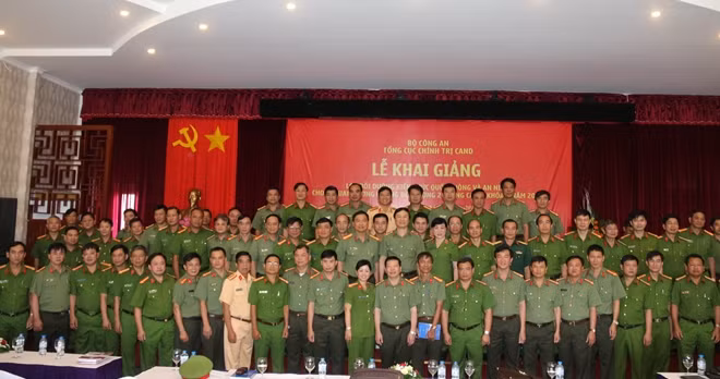 Thiếu tướng, GS-TS Bùi Minh Giám, Phó Tổng cục trưởng Tổng cục Chính trị CAND chụp hình lưu niệm cùng các học viên tham gia lớp học.