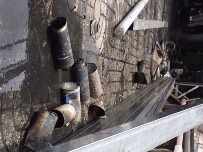 Hiện trường đám cháy còn sót lại nhiều bình gas mi ni.