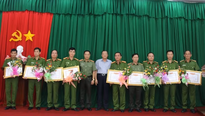 Thứ trưởng Bộ Công an Phạm Dũng tặng hoa, Thứ trưởng Bộ LĐ-TB&XH Huỳnh Văn Tý tặng Bằng khen của Bộ LĐ-TB&XH cho các đại biểu tiêu biểu có công với cách mạng trong lực lượng CAND.