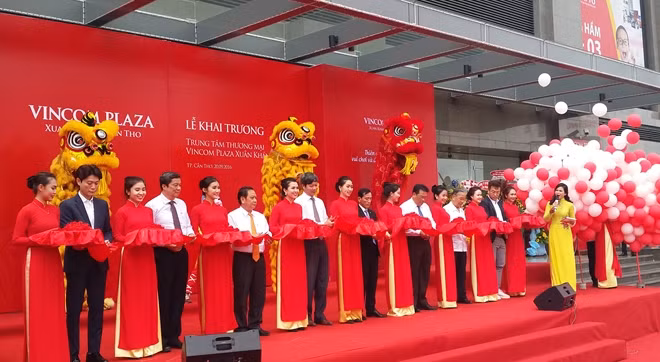 Các đại biểu cắt băng khai trương Trung tâm thương mại Vincom Plaza Xuân Khánh - Cần Thơ.