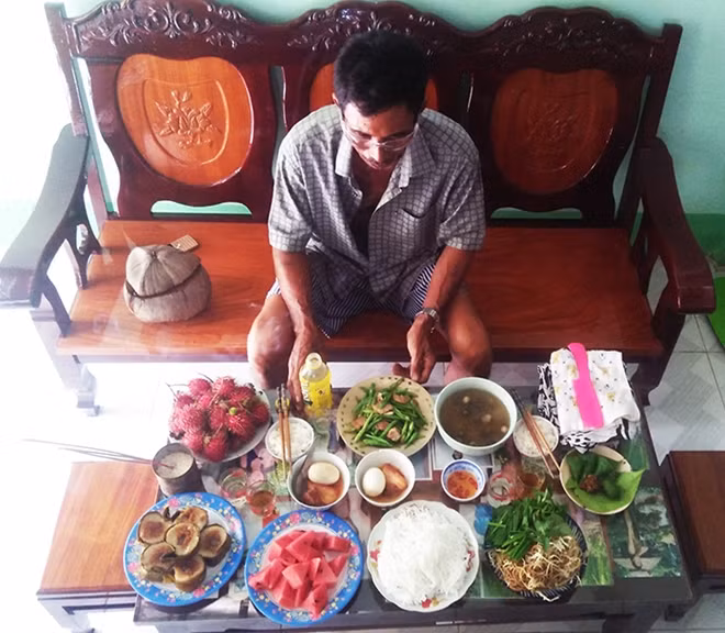 Bà con đồng bào Khmer nấu bánh tết, chuẩn bị mâm cơm cúng ông bà, tổ tiên