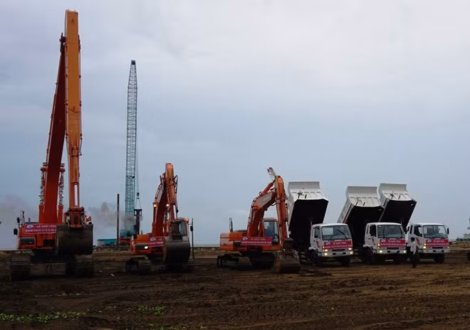 Dự án điện gió Khai Long - Cà Mau được xây dựng tại bãi bồi ven biển thuộc khu vực Đất Mũi (Cà Mau).
