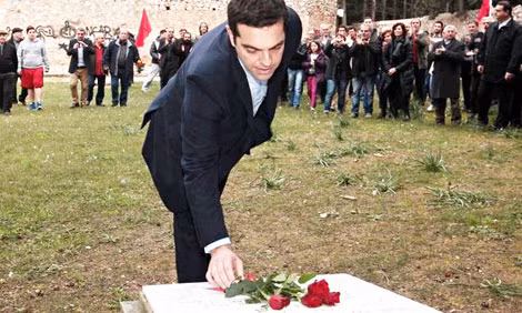 Thủ tướng A. Tsipras đặt hoa tại Đài tưởng niệm 200 liệt sĩ Cộng sản Hy Lạp, bị phát xít Đức xử bắn vào năm 1944 ở Athens.