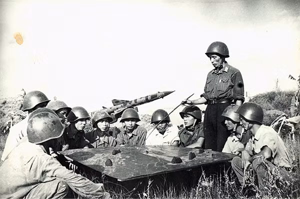 Tiểu đoàn 63, Trung đoàn tên lửa 236, đơn vị ra quân đánh thắng trận đầu, bắn rơi chiếc máy bay F4 (người đứng là ông Nguyễn Văn Thân).