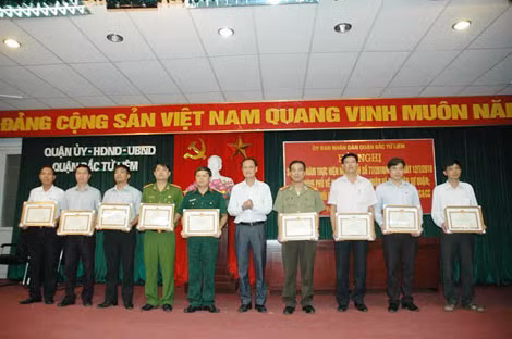 Đồng chí Đỗ Mạnh Tuấn, Chủ tịch UBND quận Bắc Từ Liêm trao tặng giấy khen cho tập thể 6 phường và 3 đơn vị có thành tích xuất sắc.