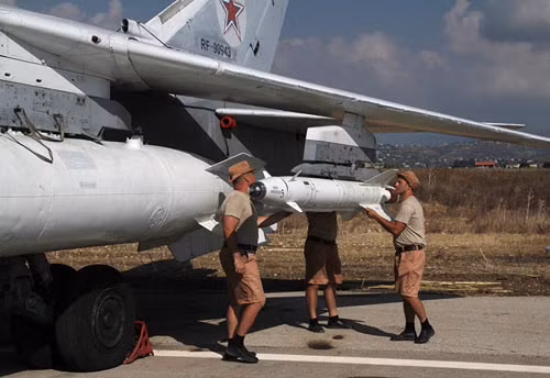 Những nhân viên kỹ thuật đang lắp tên lửa không đối đất Kh-25 cho một chiếc máy bay ném bom Su24. Kh-25 là thứ vũ khí chính xác tiên tiến của Nga, với nó những chiếc Su24 có thể tấn công chính xác các mục tiêu dưới đây.