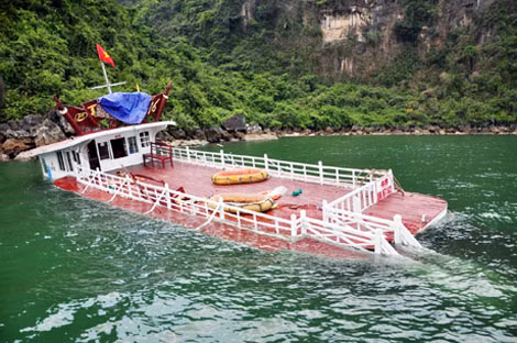 Tàu du lịch BKS QN 5762 bị chìm tại khu vực Hòn Rom.