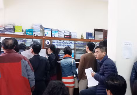 Mỗi ngày Văn phòng đăng ký đất đai Hà Nội tiếp nhận hàng trăm bộ hồ sơ.