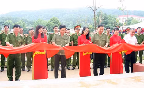 Thứ trưởng Thường trực Đặng Văn Hiếu cùng các đại biểu cắt băng khánh thành.