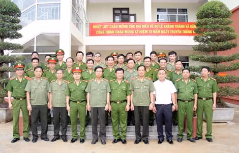 Thứ trưởng Thường trực Đặng Văn Hiếu và các đại biểu.