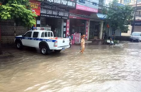 Lực lượng CSGT Công an tỉnh Quảng Ninh nỗ lực điều tiết giao trong mưa lũ.