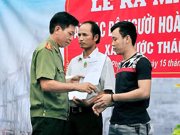 Đại diện Công an tỉnh Đồng Nai trao vốn từ Quỹ “Doanh nhân với an ninh trật tự” cho 2 cá nhân ở xã Phước Thái, huyện Long Thành.