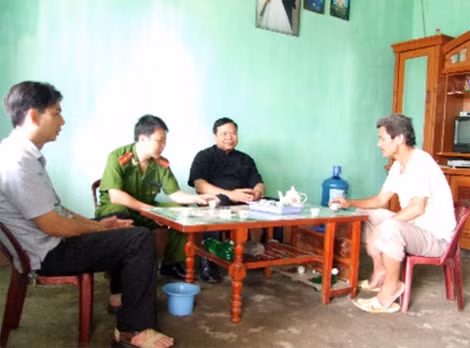Cán bộ truy bắt tội phạm truy nã đến gia đình vận động đầu thú.