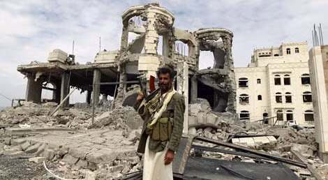 Một toà nhà ở Yemen tan hoang sau cuộc không kích của liên quân. (timesofoman).