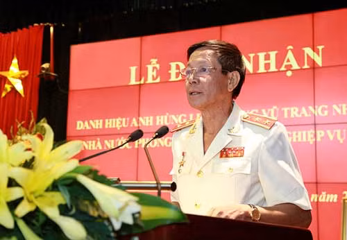 Trung tướng Phan Văn Vĩnh, Tổng cục trưởng Tổng cục Cảnh sát công bố Quyết định của Chủ tịch nước phong tặng danh hiệu Anh hùng LLVTND cho Cục Hồ sơ nghiệp vụ Cảnh sát và tuyên dương thành tích của Cục Hồ sơ nghiệp vụ Cảnh sát.