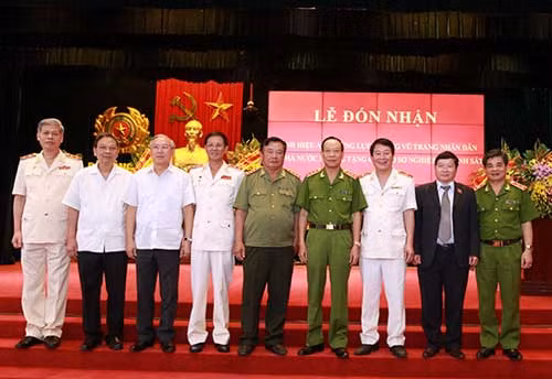 Thượng tướng Lê Quý Vương, Ủy viên TW Đảng, Thứ trưởng Bộ Công an với các đại biểu tham dự buổi Lễ.