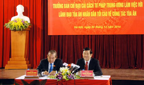 Chủ tịch nước Trương Tấn Sang và đồng chí Trương Hòa Bình, Bí thư Trung ương Đảng, Chánh án TAND tối cao tại buổi làm việc. Chủ tịch nước Trương Tấn Sang và đồng chí Trương Hòa Bình, Bí thư Trung ương Đảng, Chánh án TAND tối cao tại buổi làm việc.