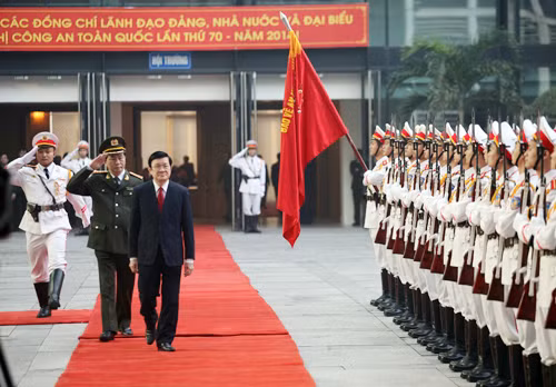 Chủ tịch nước Trương Tấn Sang, Bộ trưởng Bộ Công an, Đại tướng Trần Đại Quang duyệt đội danh dự.