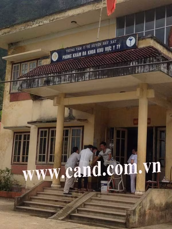 Lực lượng Công an và cán bộ y tế tham gia cấp cứu cho nghi can.