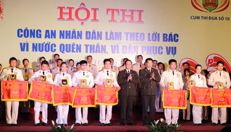 Trung tướng Lê Văn Đệ cùng đại diện Ban tổ chức tặng cờ và quà lưu niệm cho 8 đội thi.