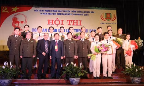 Đại biểu chụp ảnh lưu niệm cùng các đội thi.