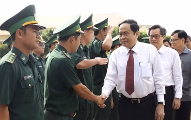 Đồng chí Trần Thanh Mẫn bắt tay, thăm hỏi CBCS Đồn Biên phòng Nhà Mát.