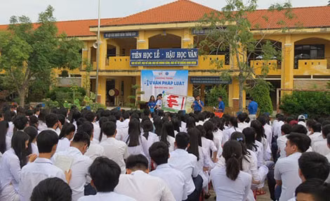Đoàn viên thanh niên tuyên truyền pháp luật tại trường học trên địa bàn TP Hồ Chí Minh.